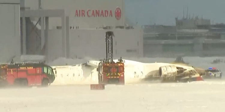 델타 항공기, 토론토 공항 착륙 중  전복 … 최소 15명 부상